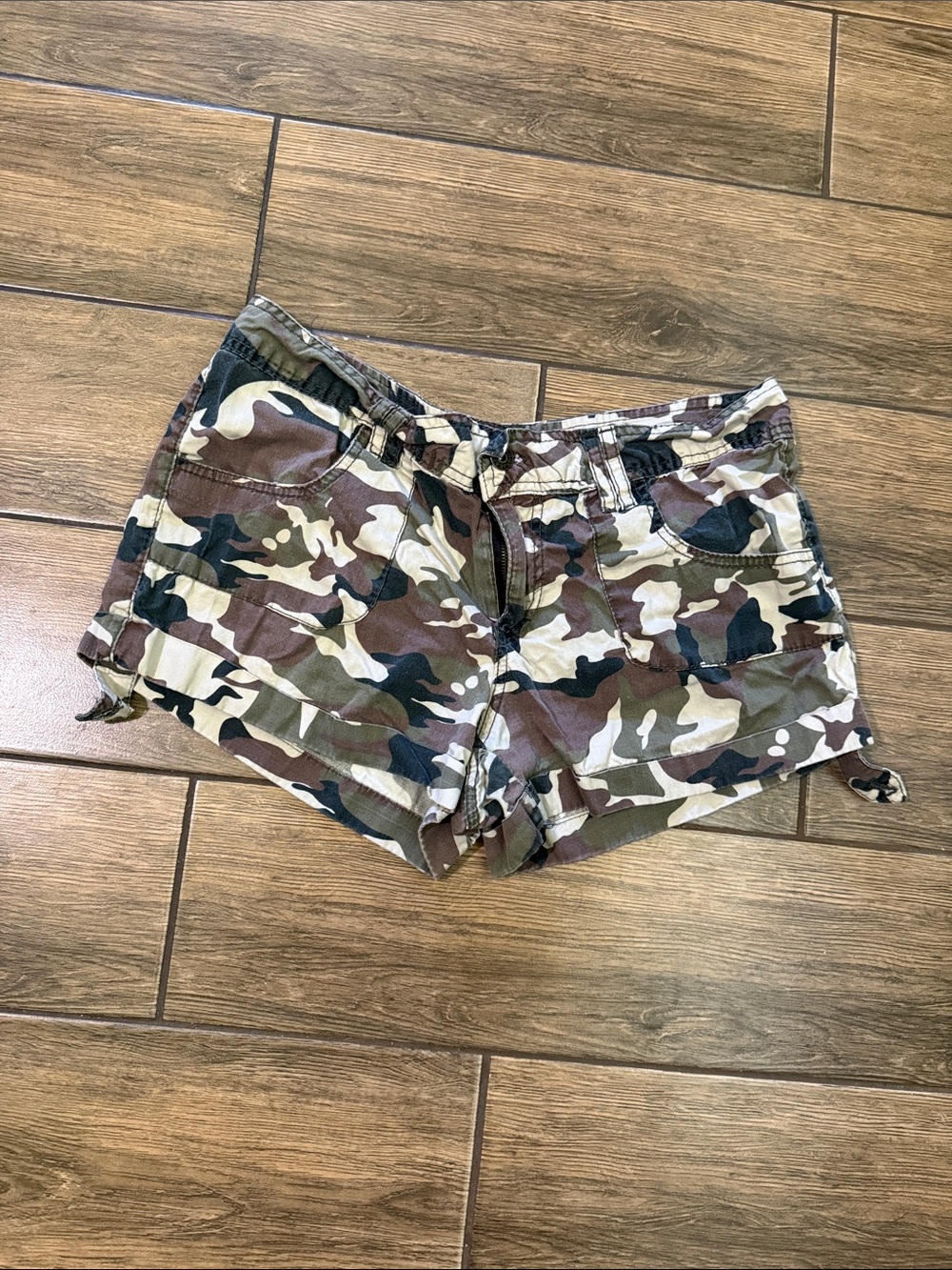 BONGO Women's Camo Cargo Shorts - Green/Brown - Picture 3 of 6
